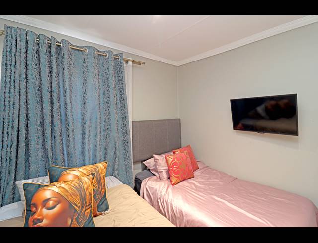 4 BEDROOM HOUSE FOR SALE IN COSMO CITY